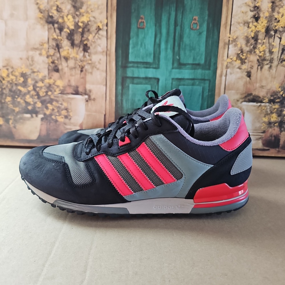 Size 11- ZX 700 adidas Black Grey and Red